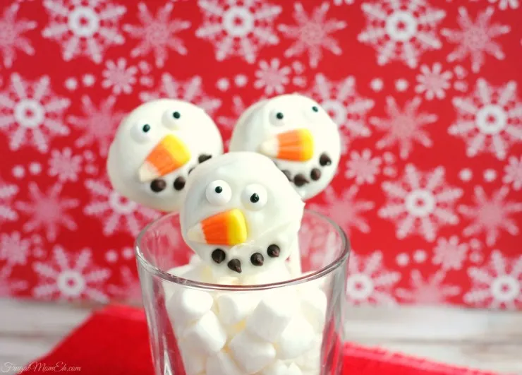 These Snowman Oreo Pops are a fun Christmas Cookie treat with a simple recipe that is a piece of cake to pull off!