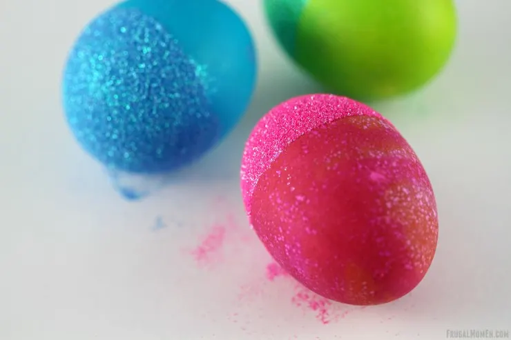 These Glitter Dipped Easter Eggs are a fun easter decorating projecting.  I love how gorgeous these Easter Eggs turned out!