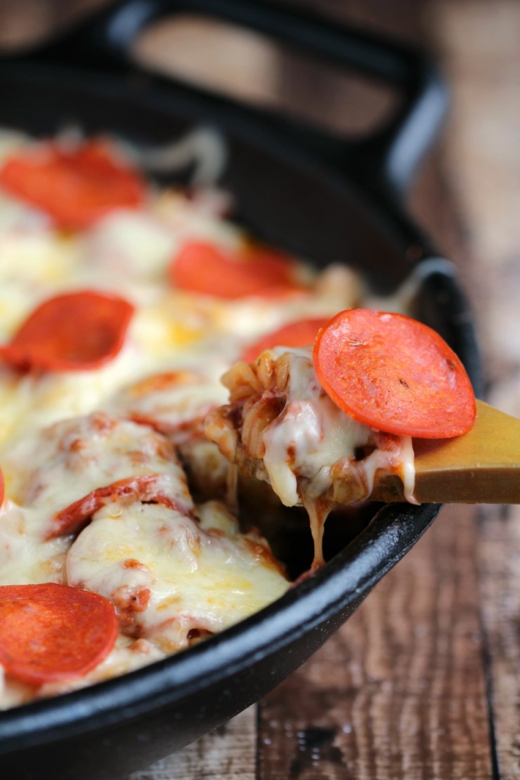 This Skillet Pizza Pasta Casserole is a one pot dish perfect for family dinner, this is food for kids and adults. Easy!