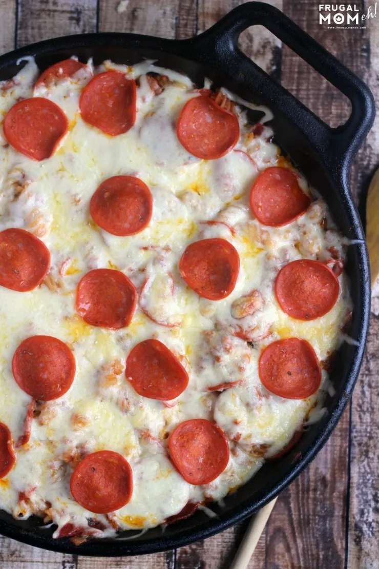 This Skillet Pizza Pasta Casserole is a one pot dish perfect for family dinner, this is food for kids and adults. Easy!