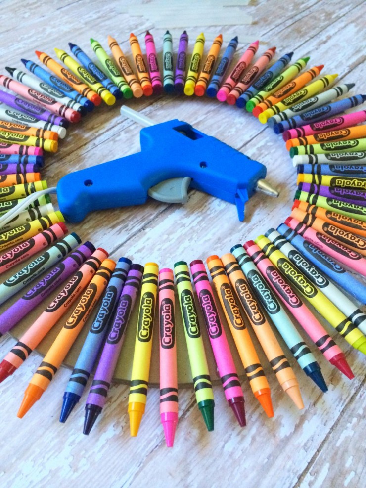 This Back to School Crayon Wreath makes for a perfect Teacher Appreciation Gift diy craft project!