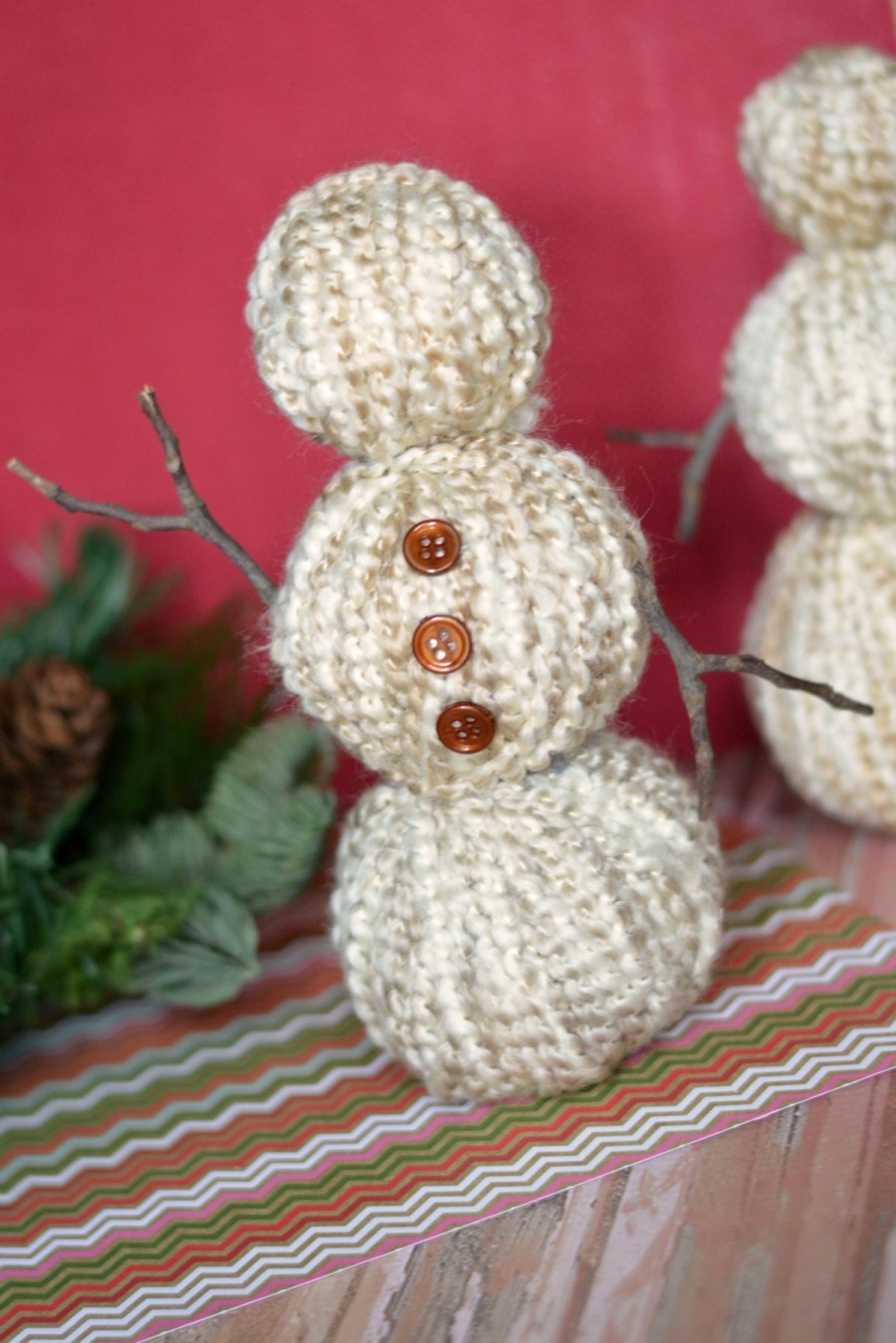 These Yarn Wrapped Snowmen are a great addition toyour Christmas décor, holiday décor or winter décor and make for a super easy winter craft!