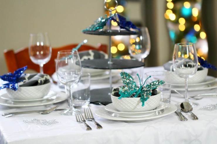 Arctic Teal Christmas Decoration Ideas - Teal Christmas Tablescape Setting