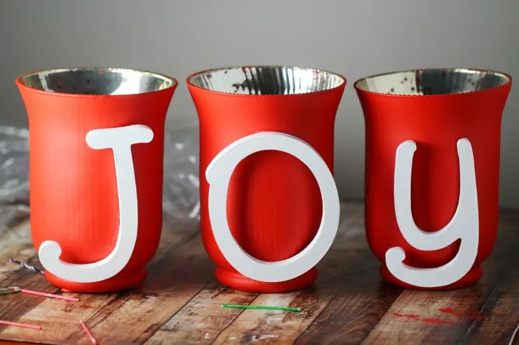 This Joy Outdoor Christmas Display is easy to customise and is a cheery way to bright up your outdoor Chirstmas decor!
