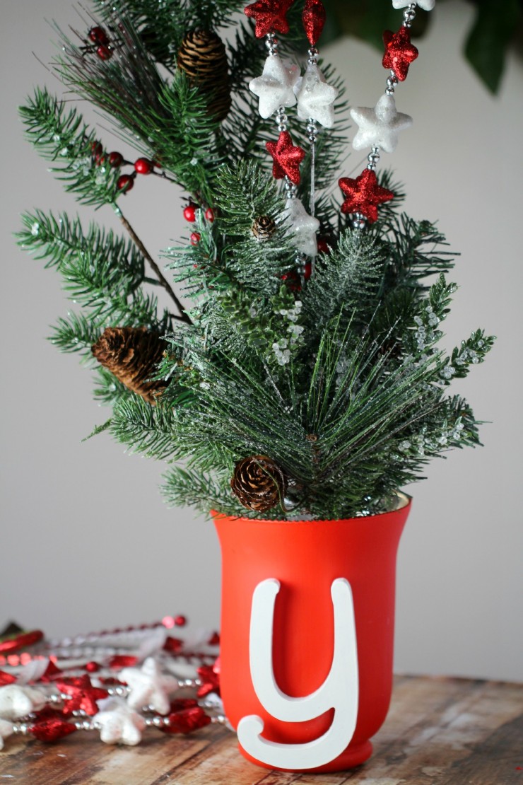 This Joy Outdoor Christmas Display is easy to customise and is a cheery way to bright up your outdoor Chirstmas decor!