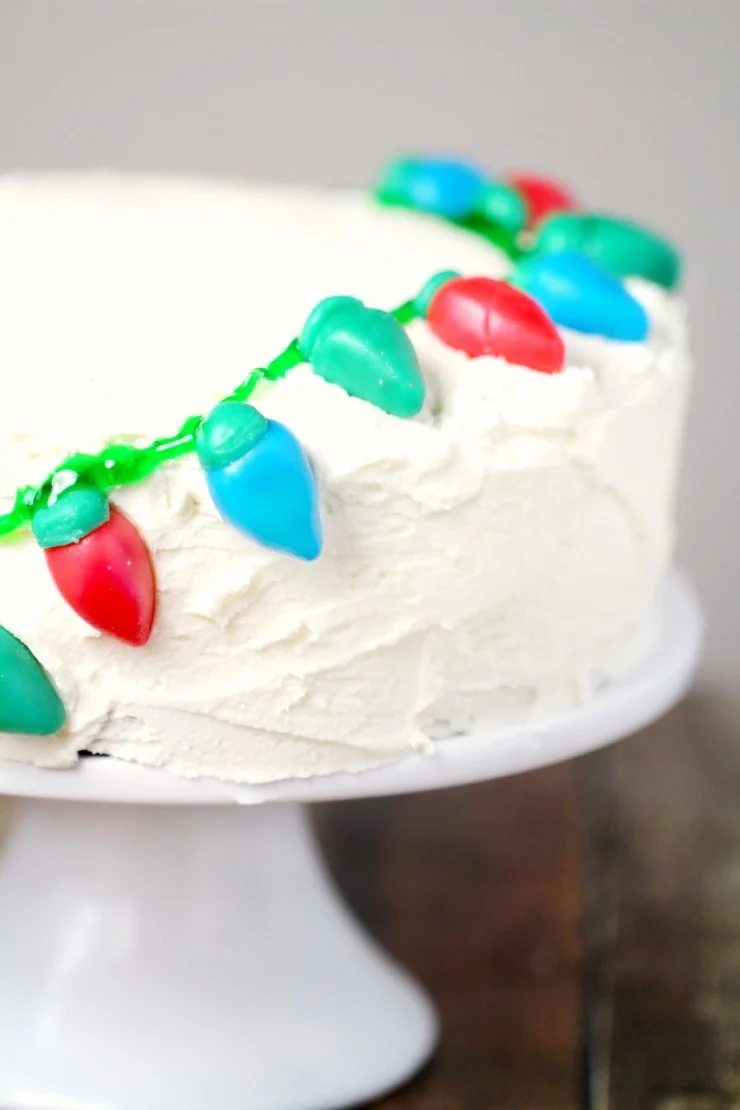 Christmas Cake Tutorial: Christmas Lights Cake - this is an easy dessert recipe that uses Airheads instead of fondant!