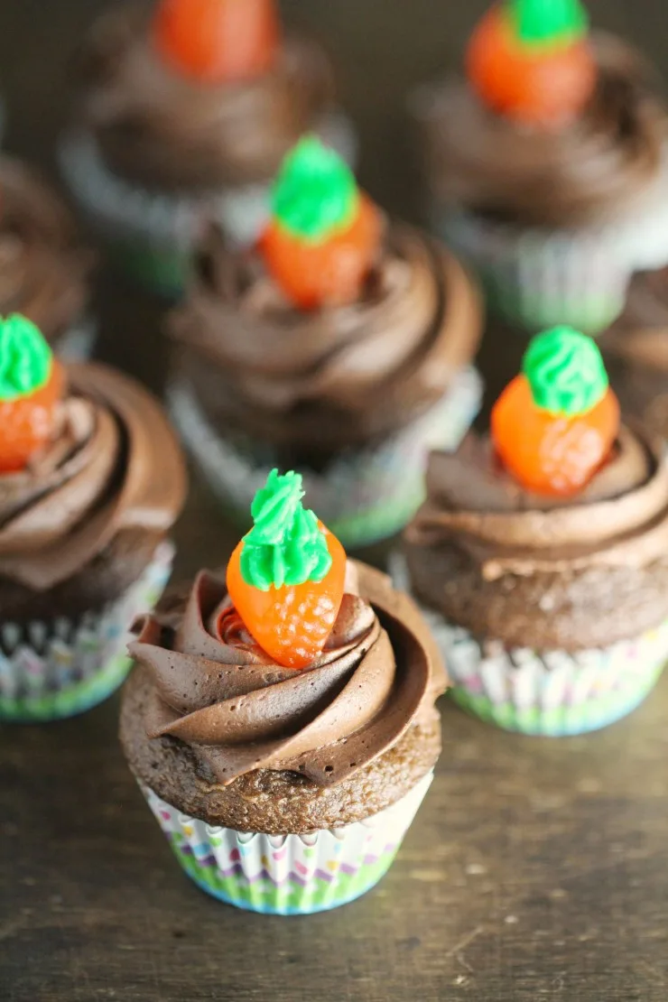 Spring is just about here, along with Easter, and what better way to celebrate both than with adorable mini Carrots & Dirt Cupcakes.
