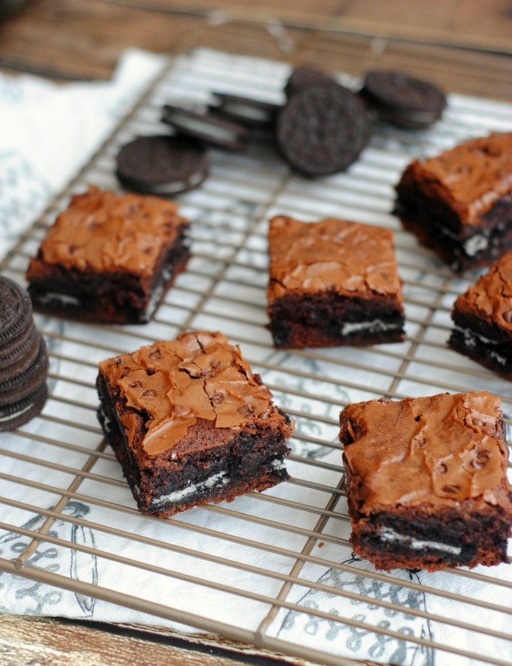 Delicious Oreo Stuffed Brownies - fudgy brownies layered with Oreos and topped with chocolate chips. Brownies don't get much better than this!