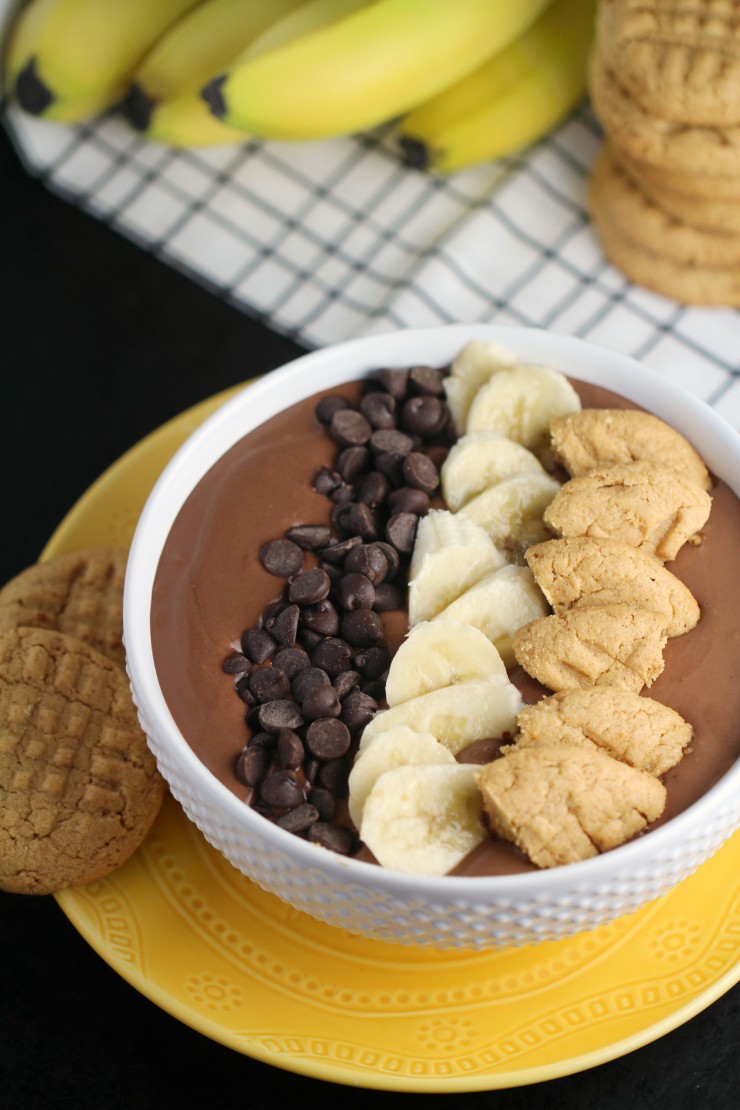 This Peanut Butter Cup Smoothie Bowl recipe is a healthy dessert option that is full of flavour and fun!