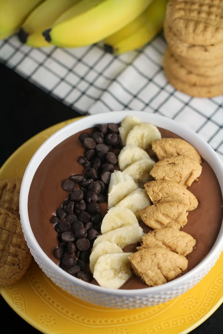 This Peanut Butter Cup Smoothie Bowl recipe is a healthy dessert option that is full of flavour and fun!