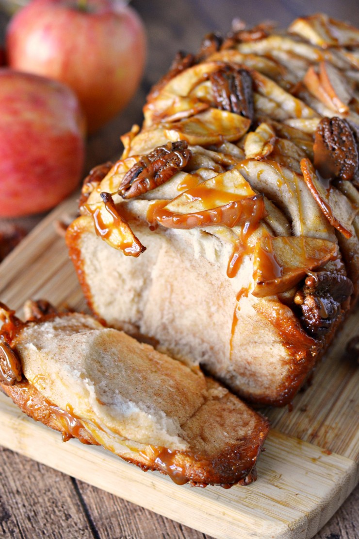 This Apple Pecan Monkey Bread is a delicious autumn treat featuring my favourite combo - apples and caramel! Try serving for Thanksgiving dessert!