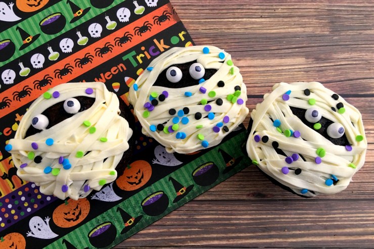 These Mummy Cupcakes are a fun and spooky Halloween treat that kids will love. Perfect for serving at a Halloween party!