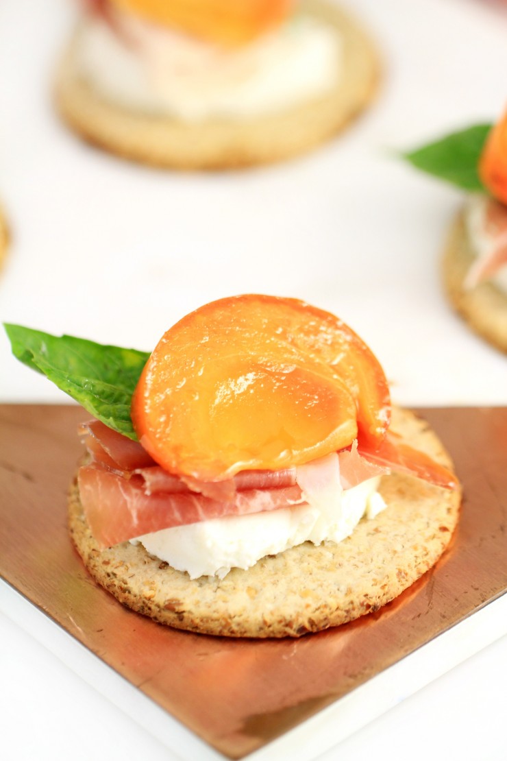Marinated Persimmon with Prosciutto and Goat Cheese Topped Oatcakes make for a stunning and delicious holiday appetizer. Perfect for Christmas dinner parties or Thanksgiving dinner, your guests will be delighted with the flavour of these hors d'oeuvre .