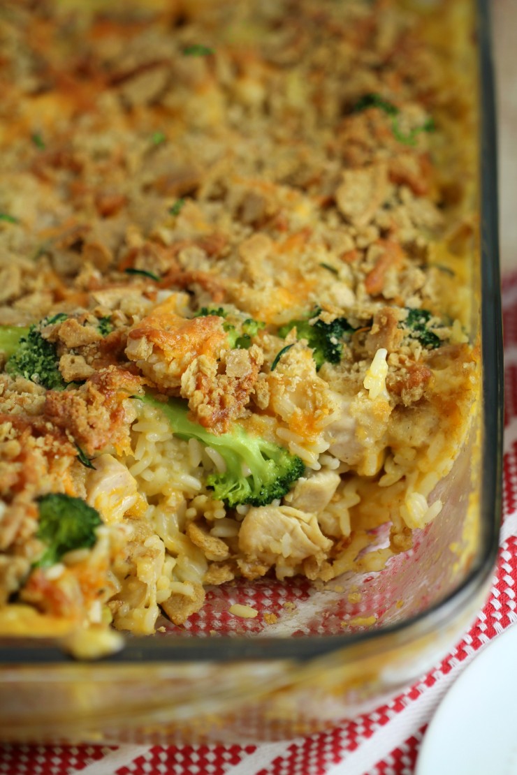 This Chicken Divan Casserole with a Cheesy Oat Topping is a comforting and delicious family meal idea featuring chicken, cheese, rice and broccoli. It can also be made gluten-free without a hassle.