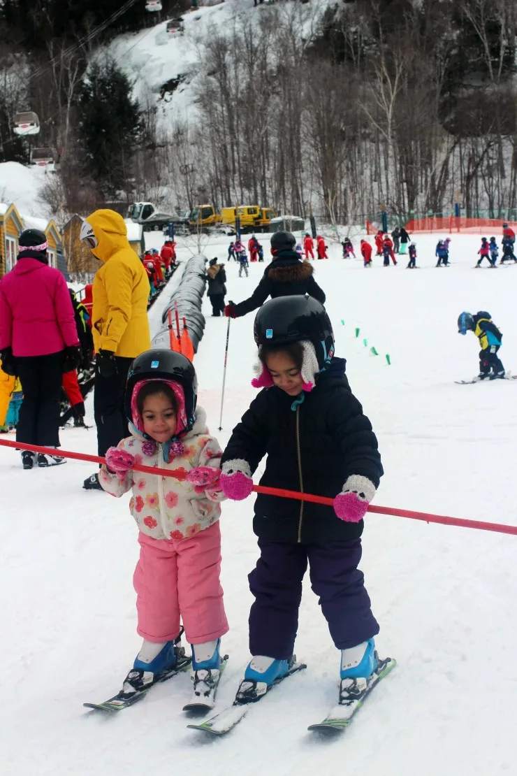 girls-skiing
