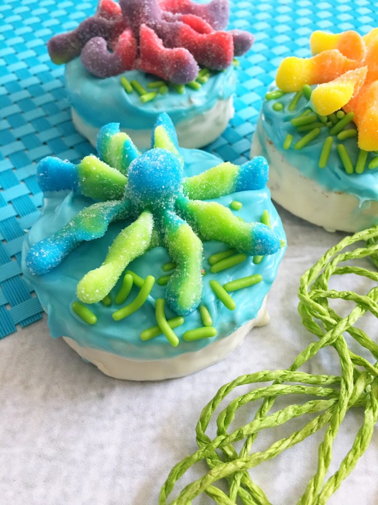 These adorable Under the Sea Party Treats are perfect for ocean themed birthday parties. They are a fun and easy treat that kids will adore and they are perfect for Under the Sea Birthday Parties!