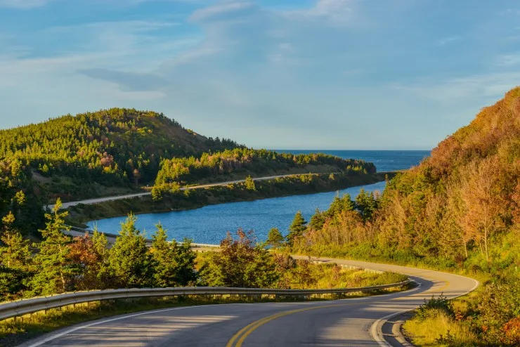 Cape Breton offers magnificent coastal views with spectacular cliffs and stunning beaches, as well as the opportunity for a game of golf and to enjoy world-renowned fresh lobster and crab dishes.