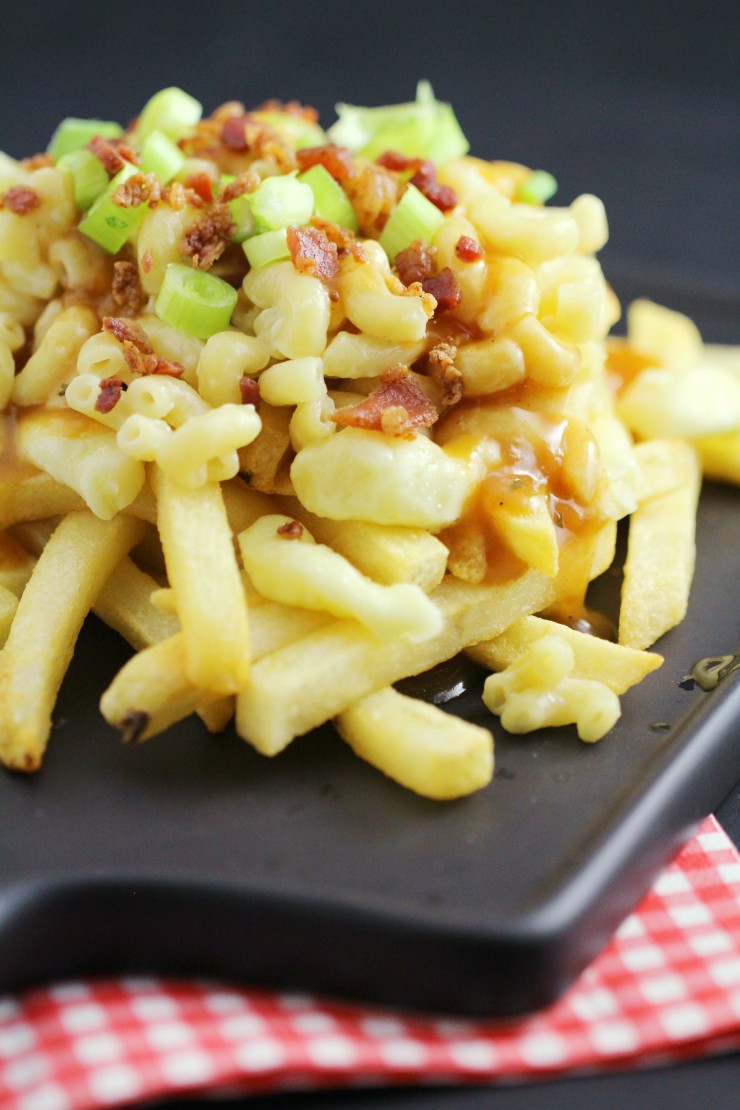This Macaronia & Chesese Poutine is a comforting dish that starts off with Italpasta white cheddar macaroni & cheese sitting on top a bed of fries that are loaded up with fresh cheese curds, gravy, green onions and finished off with bacon.