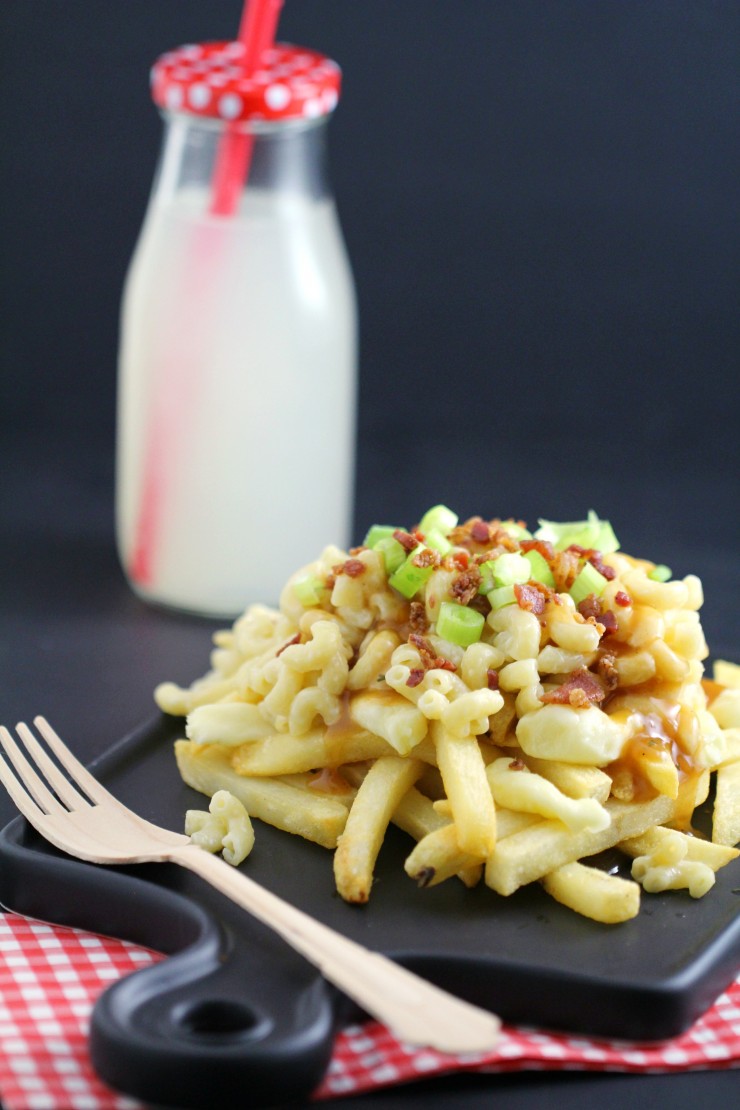 This Macaronia & Chesese Poutine is a comforting dish that starts off with Italpasta white cheddar macaroni & cheese sitting on top a bed of fries that are loaded up with fresh cheese curds, gravy, green onions and finished off with bacon.
