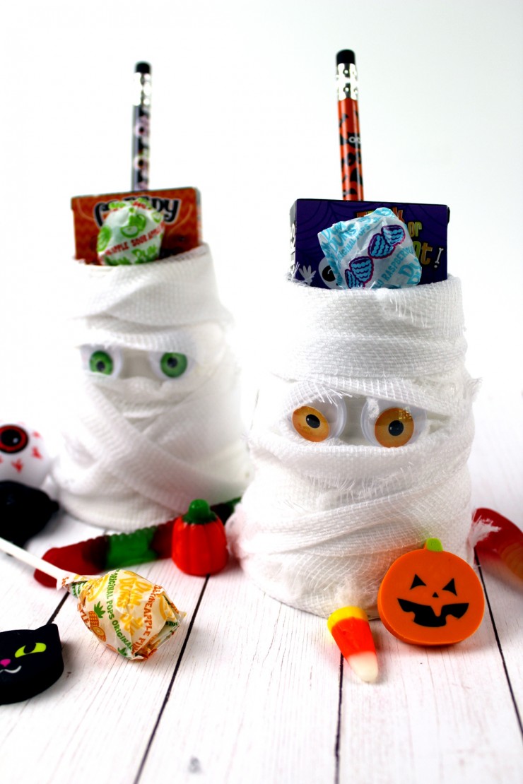 This Mummy Halloween Treat Cups kids craft is a great way to celebrate the holiday - they are a fun little Halloween craft kids will enjoy being creative with. They are great for Halloween party favours!