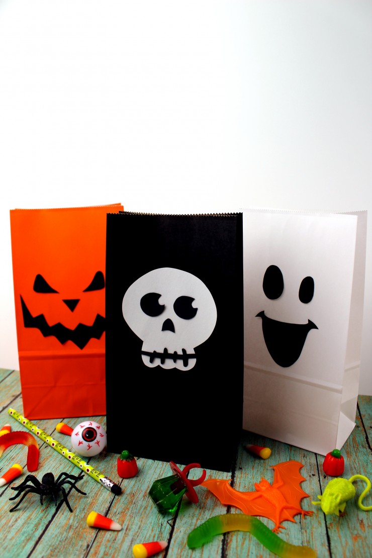 These Halloween Treat Bags are a fun Halloween craft for kids or parents - a fun way to present class Halloween treats or as Halloween party loot bags! Super simple and with free printable templates, these bags are a breeze to put together!
