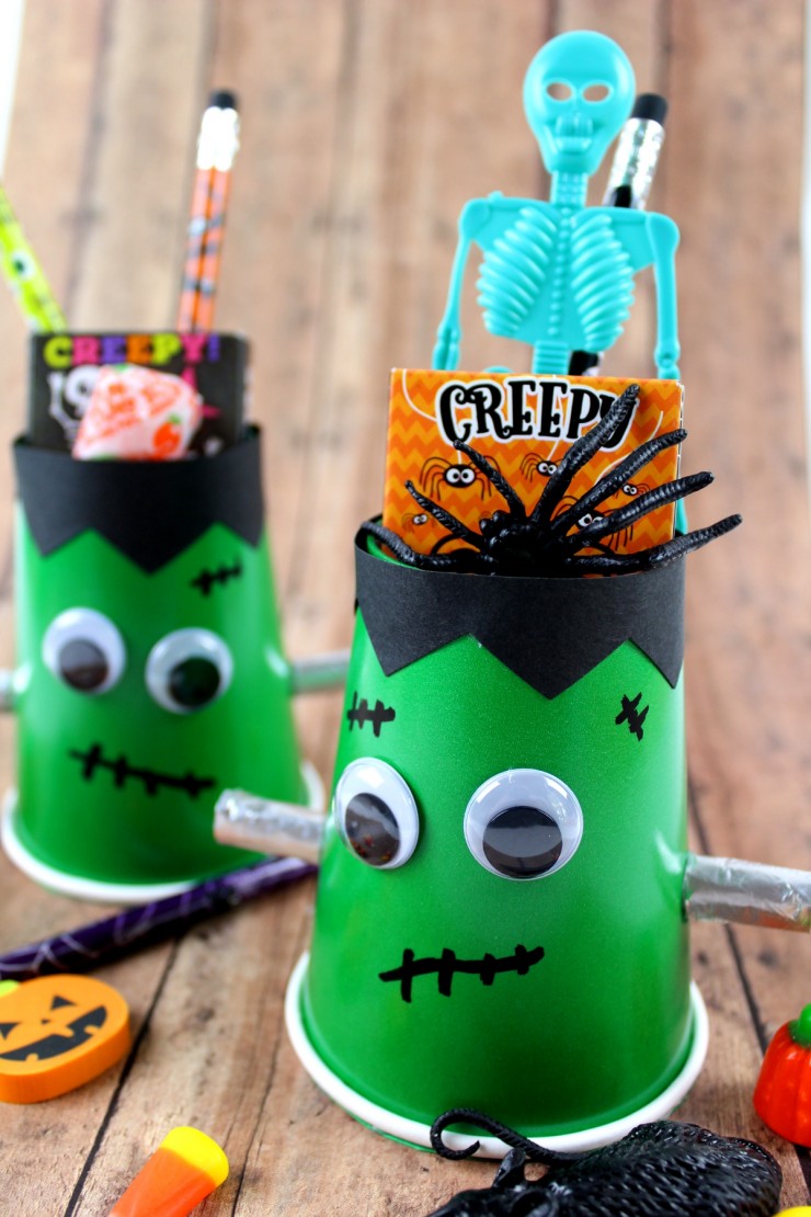This Frankenstein Halloween Treat Cups kids craft is a great way to celebrate the holiday – they are a fun little Halloween craft kids will enjoy being creative with. They are great for Halloween party favours!