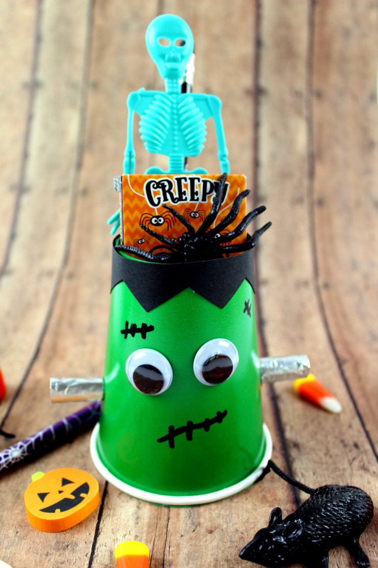 This Frankenstein Halloween Treat Cups kids craft is a great way to celebrate the holiday – they are a fun little Halloween craft kids will enjoy being creative with. They are great for Halloween party favours!