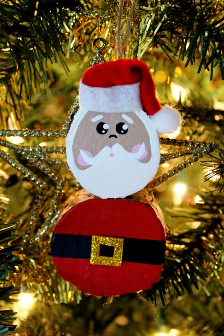 These Wood Slice Santa Claus Ornaments are an adorable and festive holiday craft that make for great keepsake gifts that look great on a Christmas tree.  We had so much fun making these Christmas ornaments! 