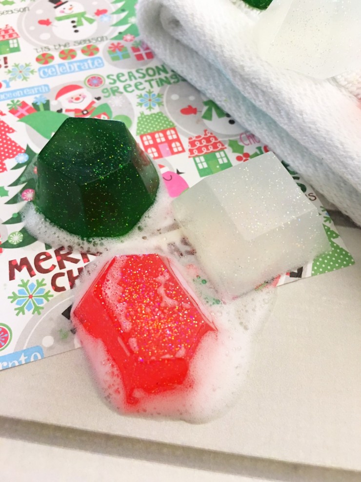 These Christmas Gem Soaps are an easy DIY that look great in your guest washroom over the holidays. They also make great gifts!