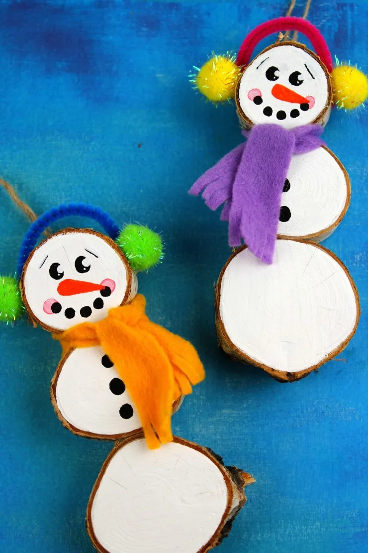 These Wood Slice  Snowmen Ornaments are an adorable and festive holiday craft that make for great keepsake gifts that look great on a Christmas tree.  We had so much fun making these Christmas ornaments!