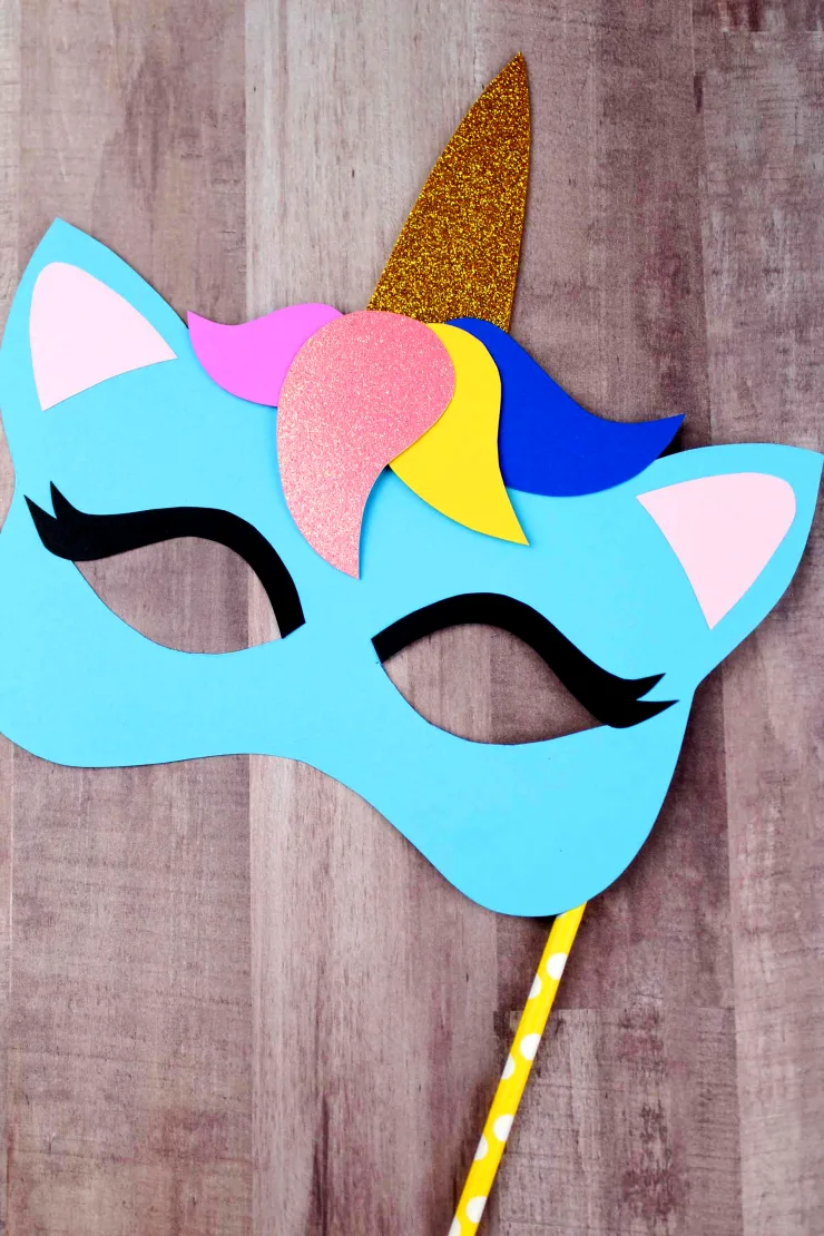  These unicorn masks would make awesome party favours, and work well as an excellent party activity for unicorn themed birthdays.
