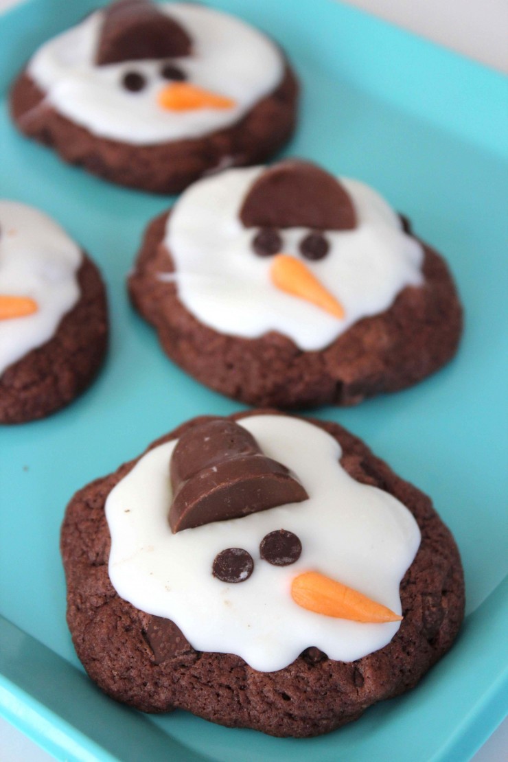 Aren't these Melting Snowman Cookies simply adorable? These cookies are a fun winter treat - and perfect for school Christmas parties too!