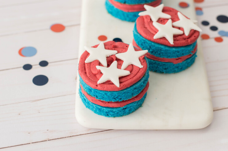 Celebrate American Independence with these adorable 4th of July Mini Cakes! 