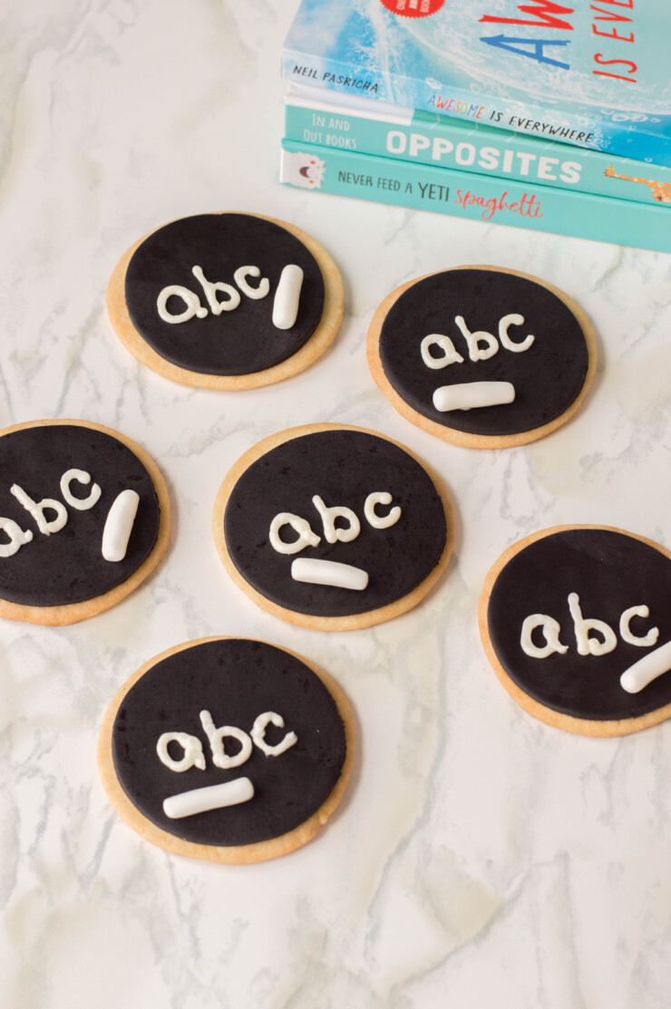 These adorable Chalkboard Sugar Cookies make for a fun back to school treat! Tuck them into lunch bags or gift some to your favourite teacher. 