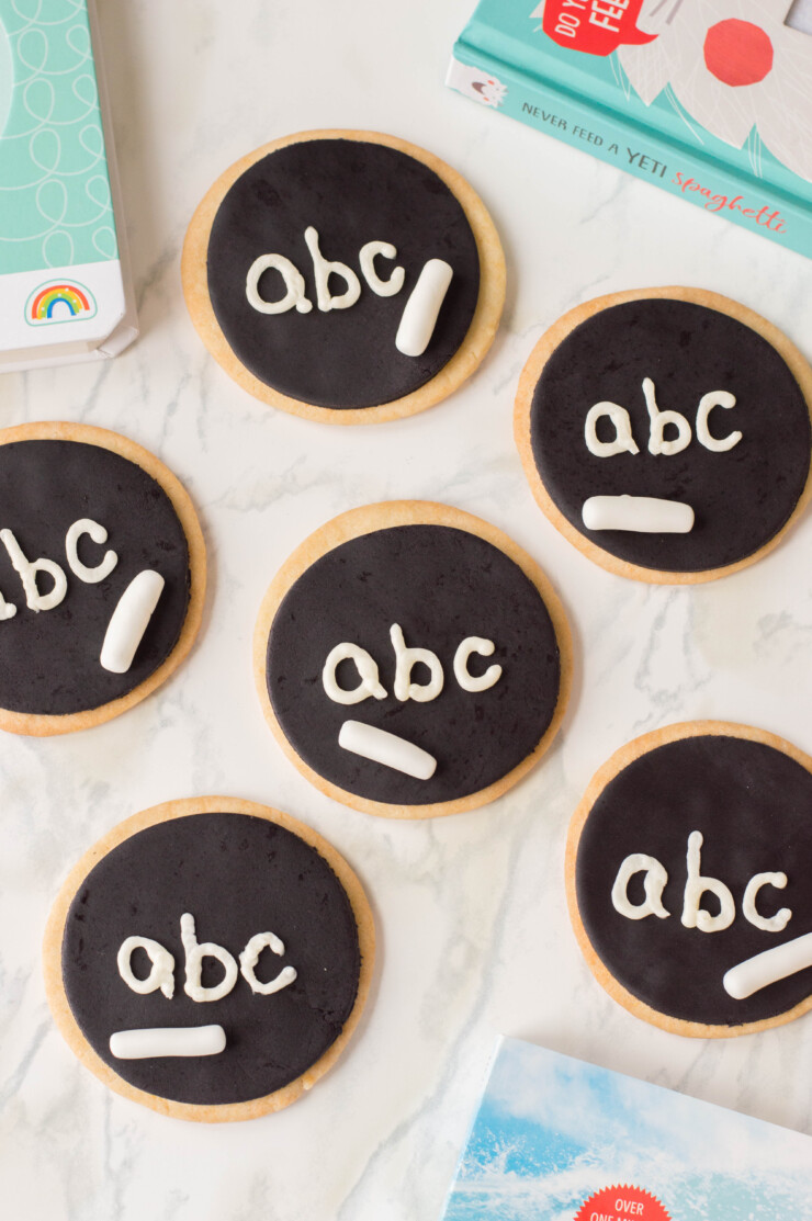 These adorable Chalkboard Sugar Cookies make for a fun back to school treat! Tuck them into lunch bags or gift some to your favourite teacher. 