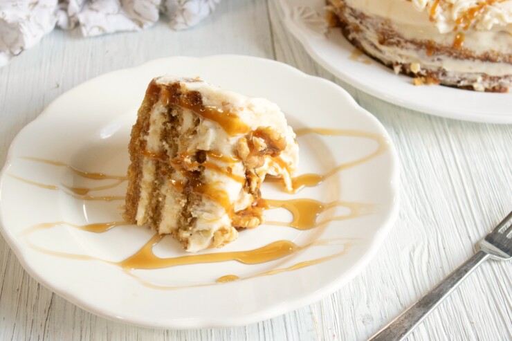 This Apple Torte with Maple Walnut Cream Cheese Filling is a delicious fall cake - sure to delight with its warm flavours!