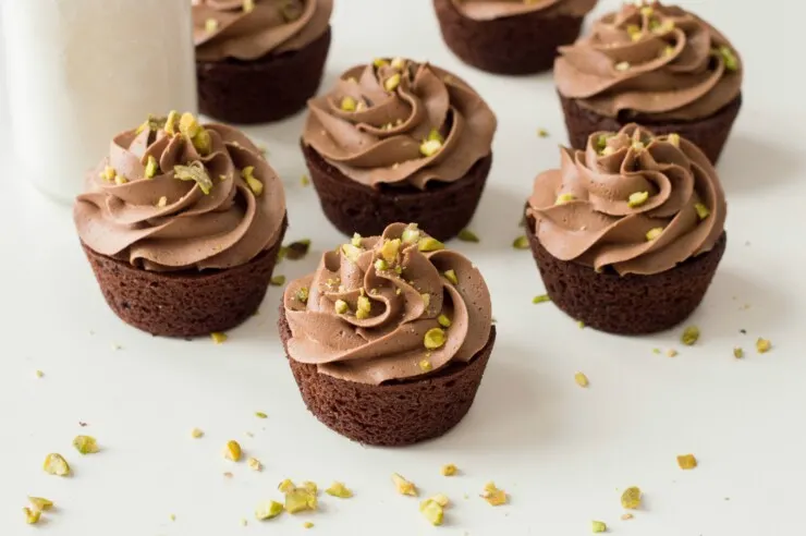 Adictively delicious, these Hazelnut Chocolate Cupcakes with Pistachio Chocolate Buttercream are a serious hazelnut and chocolate lovers dream!