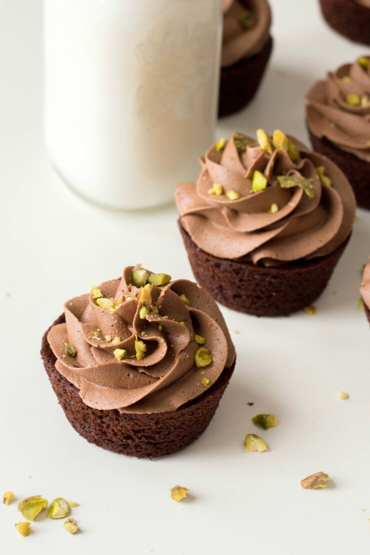 Adictively delicious, these Hazelnut Chocolate Cupcakes with Pistachio Chocolate Buttercream are a serious hazelnut and chocolate lovers dream!