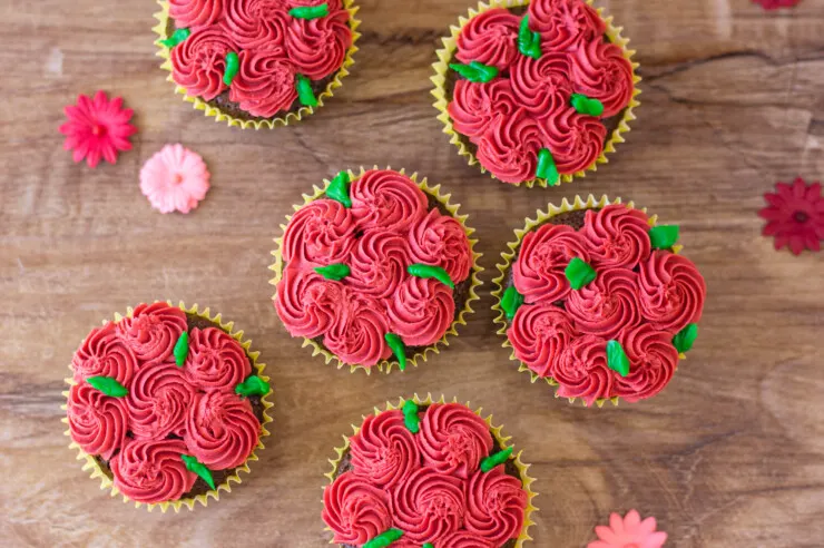 These Red Rose Cupcakes are easy to decorate cupcakes, perfect for garden parties, valentines day or just to show someone you care.