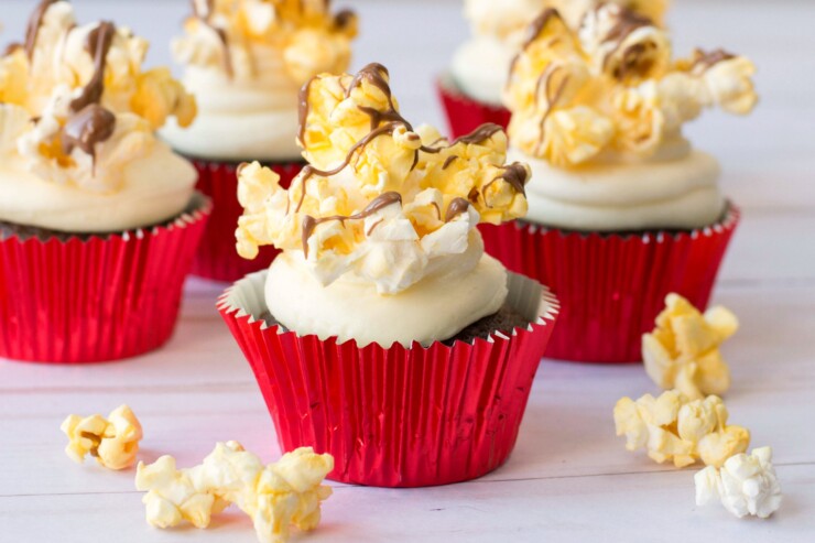 Make family movie night extra special with these adorable Popcorn Cucakes! Perfect for a movie themed birthday party or just for fun. 