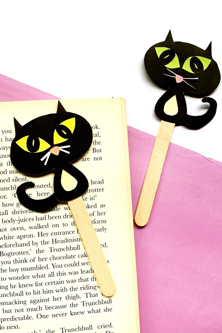 What could be more adorable than these cat bookmarks? Make black cat bookmarks for Halloween, or make kitty bookmarks that match your favourite pet by changing up the colours.