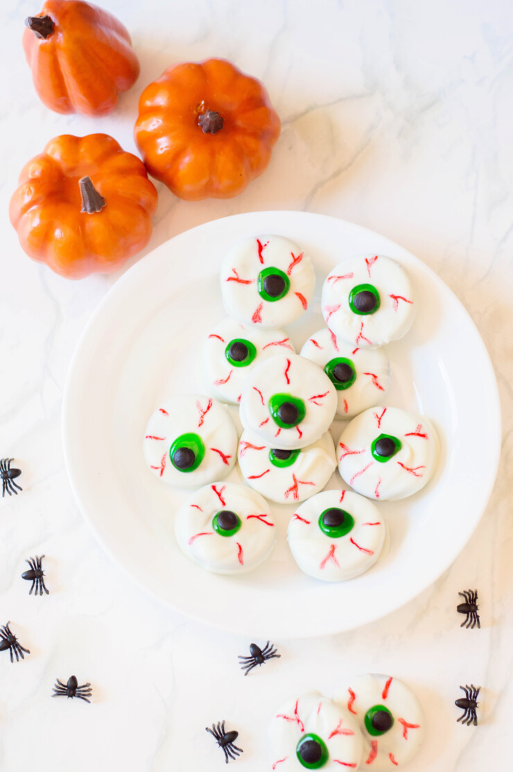These Oreo Eyeballs are an easy Halloween treat that requires no baking. Spook everyone with Halloween eyeball cookies that are picture perfect for any Halloween party.
