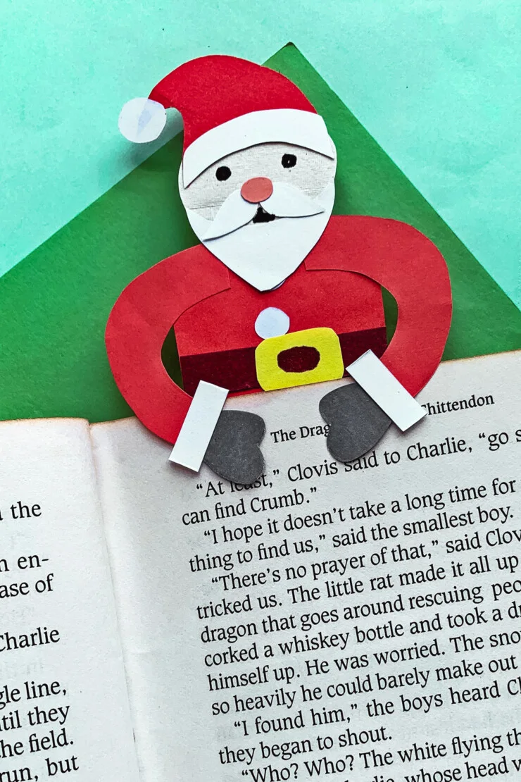    I hope you will love this Easy Santa Claus Bookmark Craft - this Paper Christmas DIY project includes a free printable template. This cute Santa Bookmark more for a perfect little Christmas Gift tucked into a book.