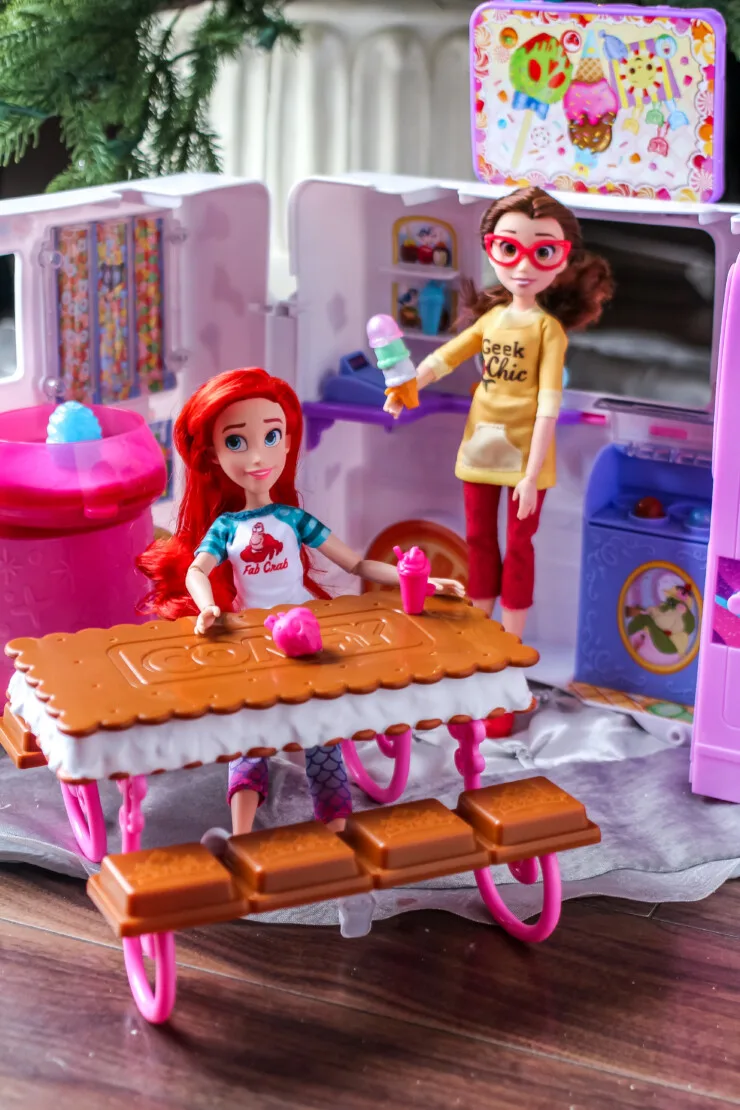 Now kids can imagine that the comfortably dressed Disney Princess characters from Ralph Breaks the Internet are visiting the Comfy Squad Sweet Treats Truck for some delicious goodies.