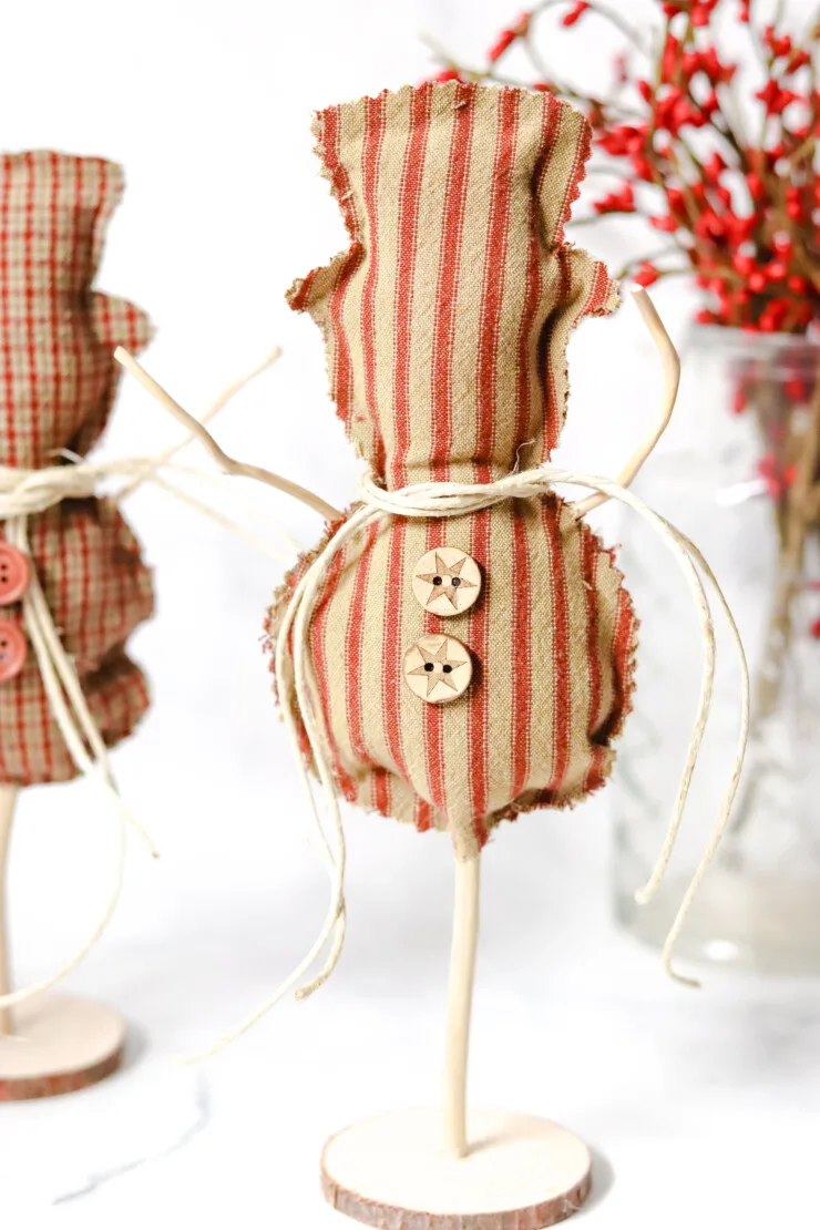    This no-sew fabric snowman craft is easy enough for anyone to make their own rustic winter display thanks to the free printable pattern.