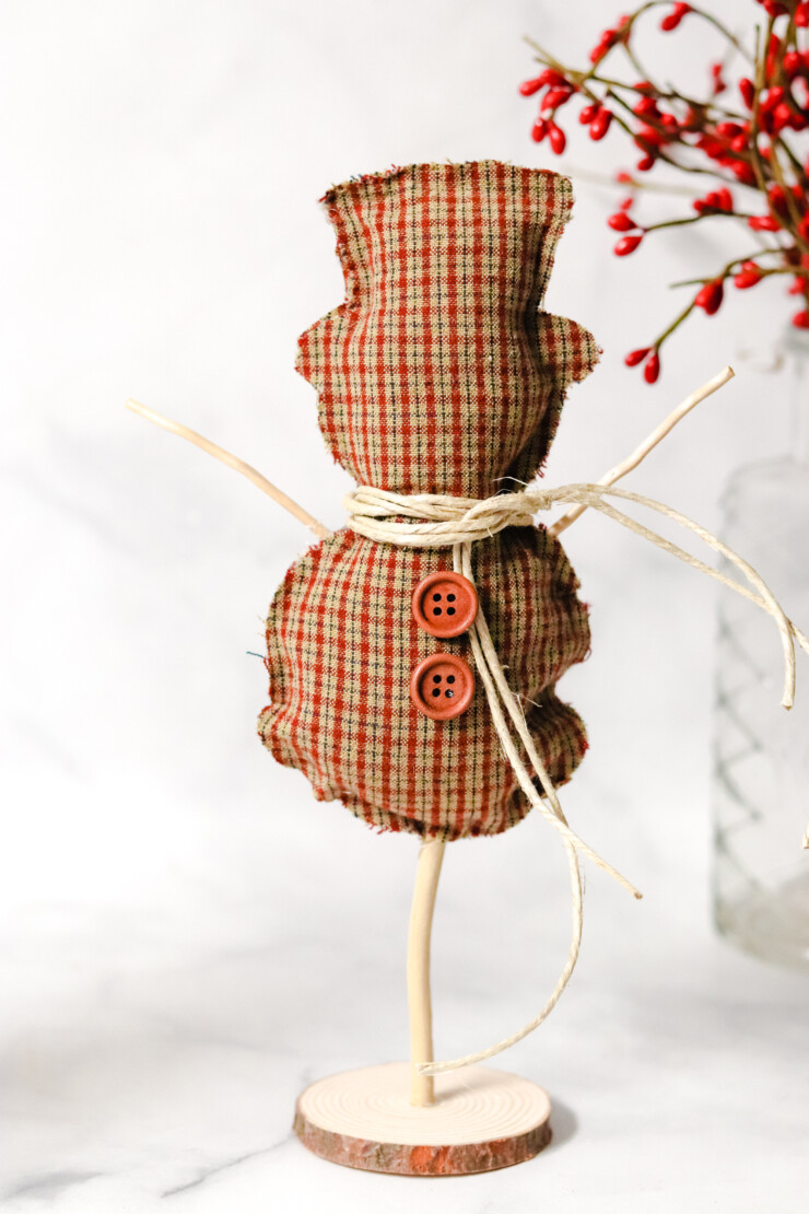    This no-sew fabric snowman craft is easy enough for anyone to make their own rustic winter display thanks to the free printable pattern.