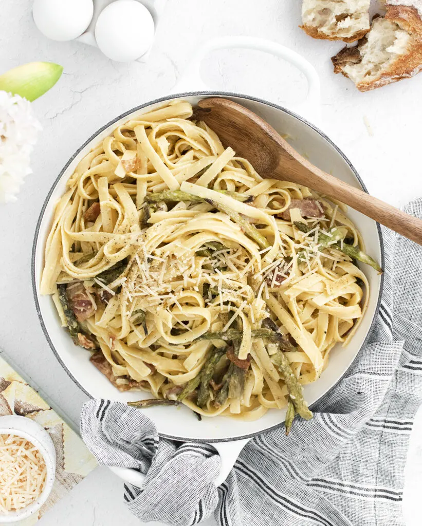 Roasted Asparagus Carbonara is a spin on the classic creamy egg-&-cheese based pasta dish. Your will love this fettucine carbonara recipe!