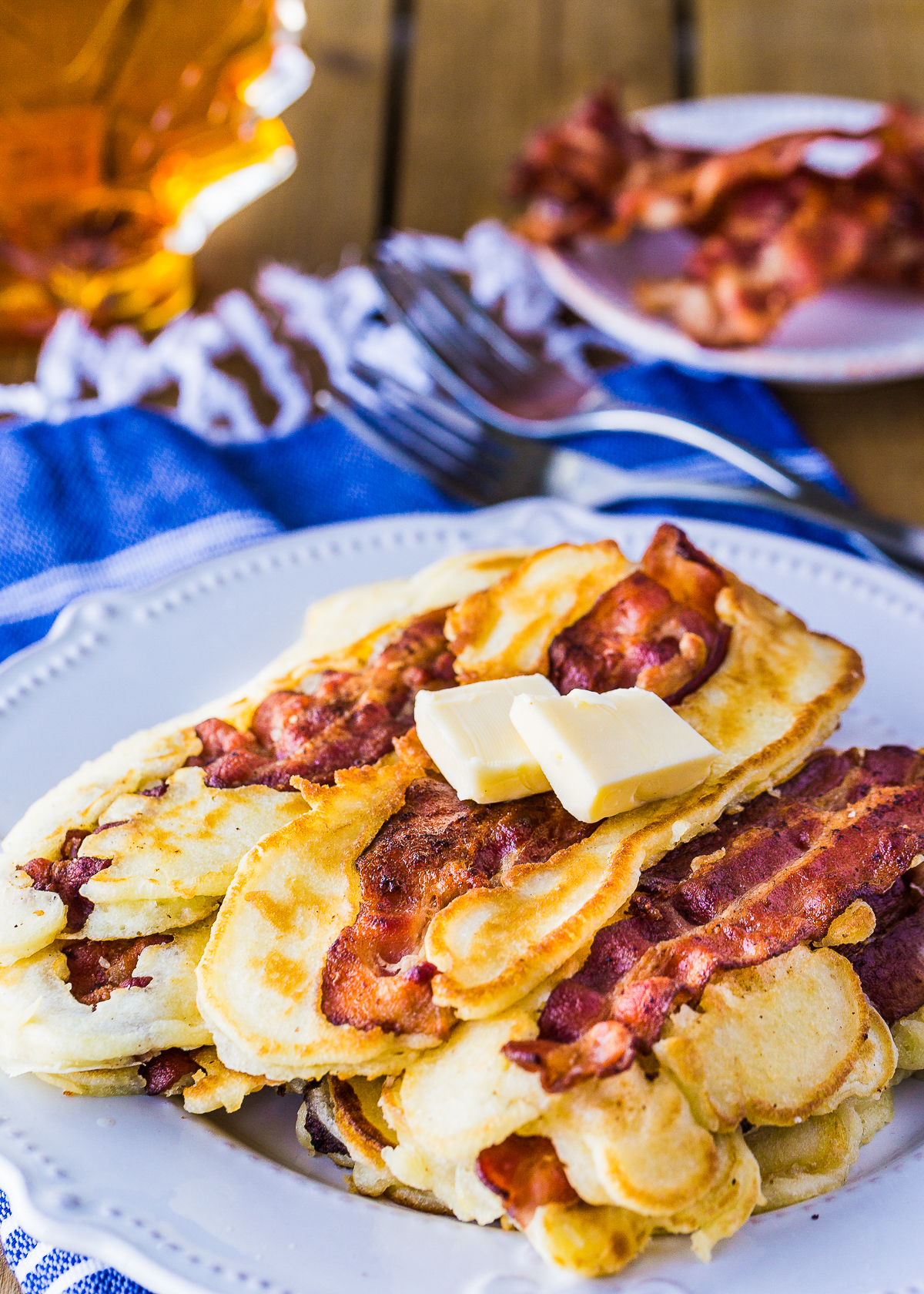 Fluffy, sweet and salty bacon pancakes. This bacon pancake recipe is great for breakfast on a lazy weekend for the family!