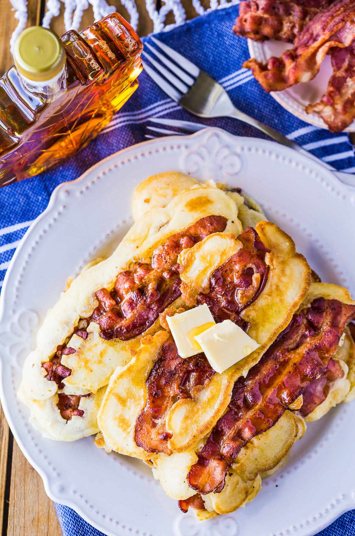 Fluffy, sweet and salty bacon pancakes. This bacon pancake recipe is great for breakfast on a lazy weekend for the family!