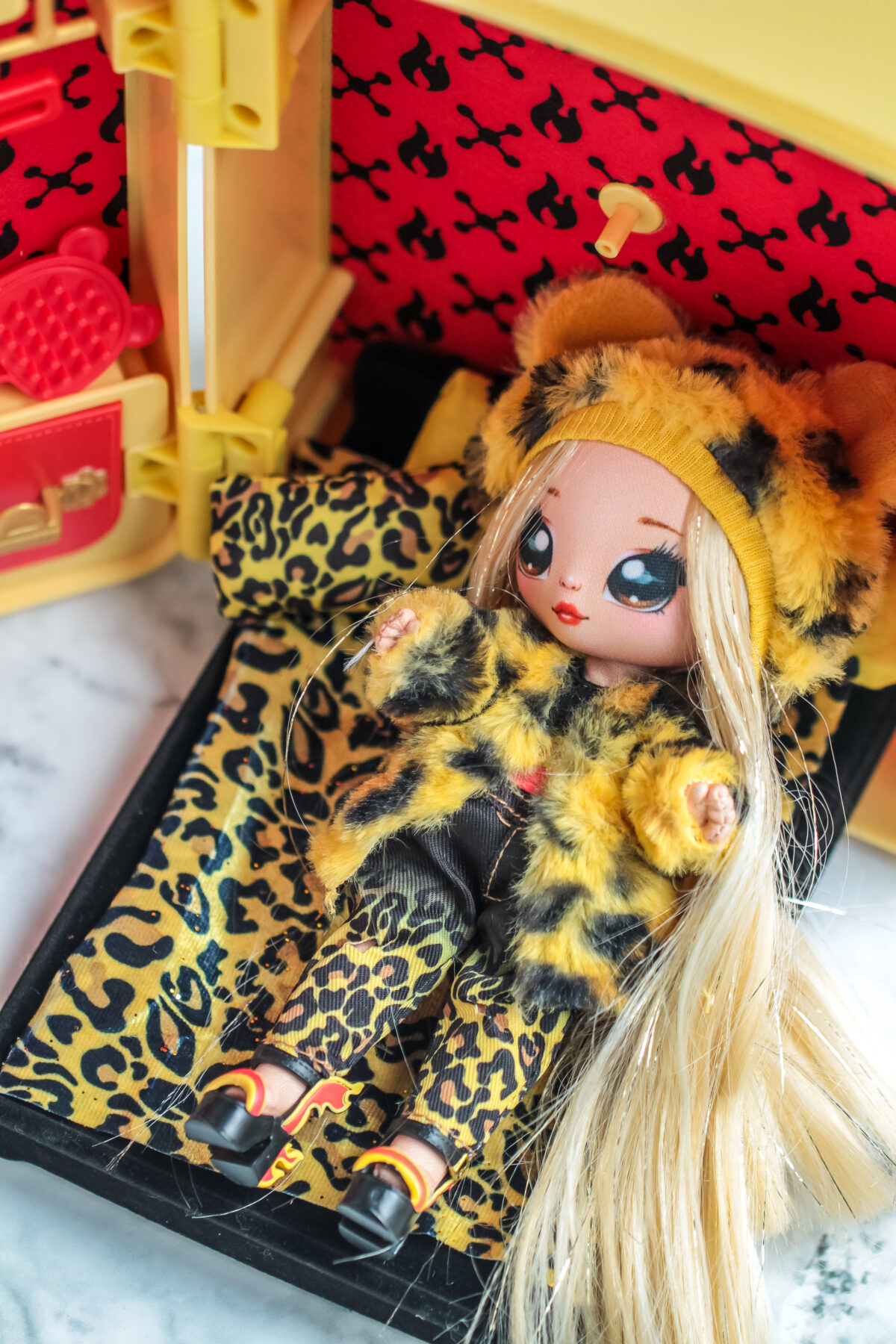 The Na! Na! Na! Surprise 3-in-1 Backpack Bedroom Playset is a fuzzy jaguar backpack that transforms into an adorable bedroom playset.
